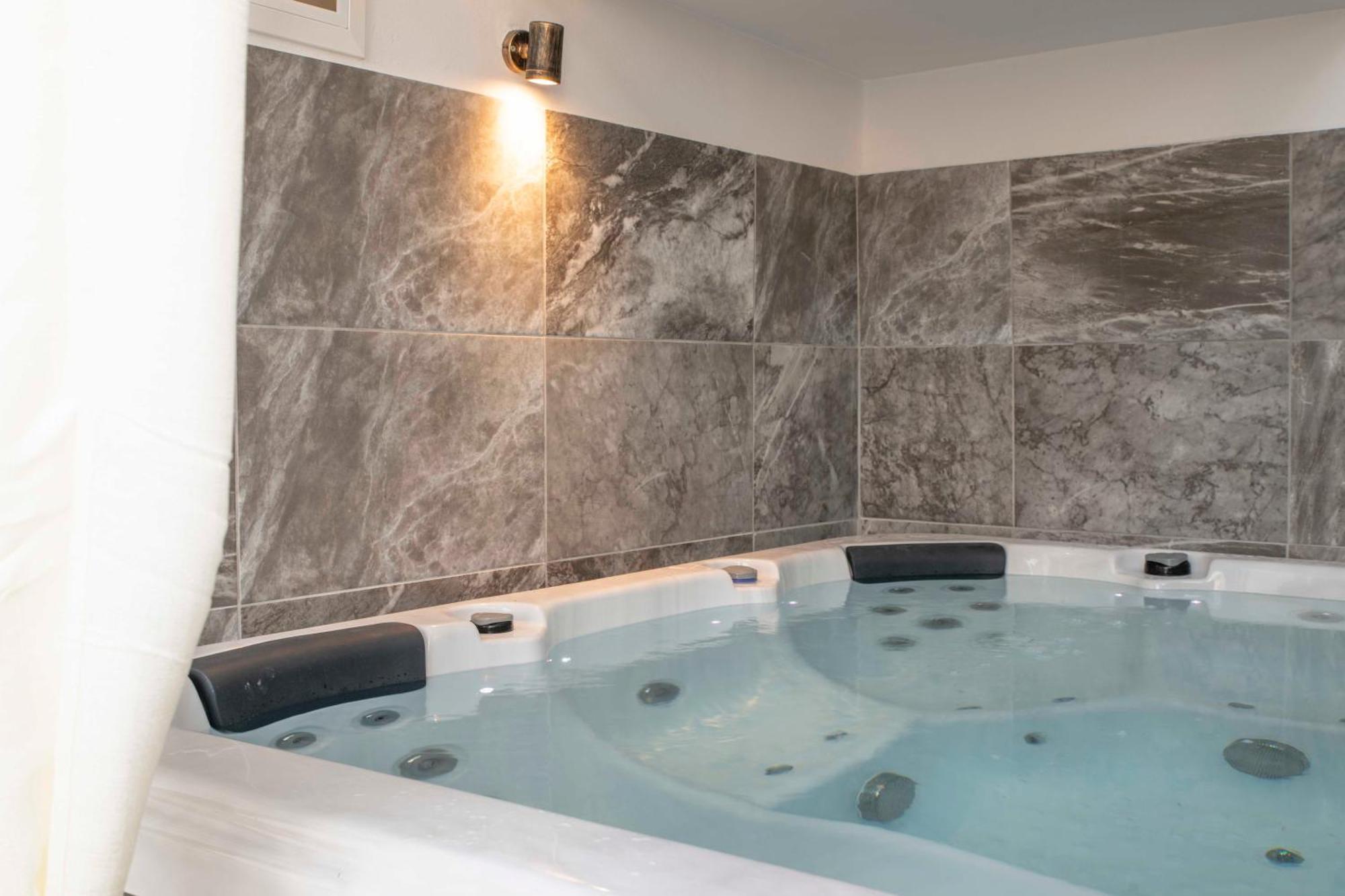 Kleopatra Deluxe Apartment With Jacuzzi Kamilari Exterior photo